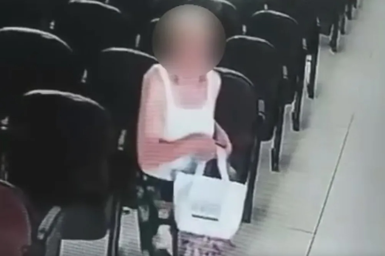 Idosa furta celular de fiel dentro de Igreja Universal; vídeo