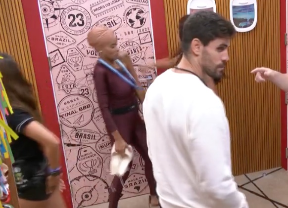 Revoltada com Cristian, Paula soca a parede e quase acerta Aline; vídeo 