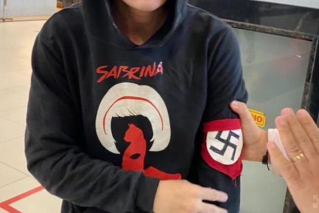 Jovem é detido ao tentar invadir escola com machados e coquetel molotov