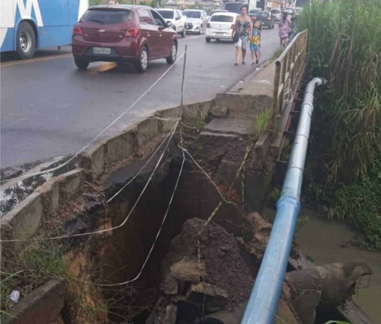 Estrutura desmorona e moradores temem desabamento de ponte em Manaus; vídeo