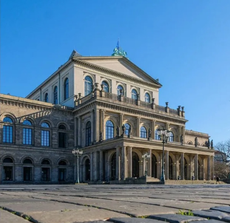 Diretor de balé esfrega fezes de cachorro em rosto de crítica de dança
