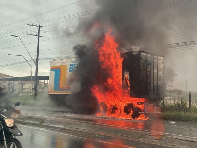 Baú de caminhão fica em chamas na avenida Torquato em Manaus; vídeos