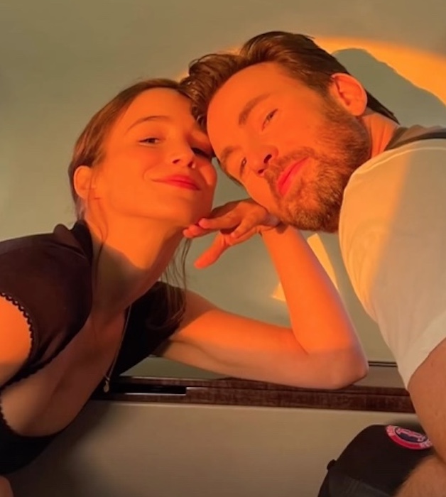 Romântico, Chris Evans abre álbum de fotos com namorada luso-brasileira no Valentine's Day
