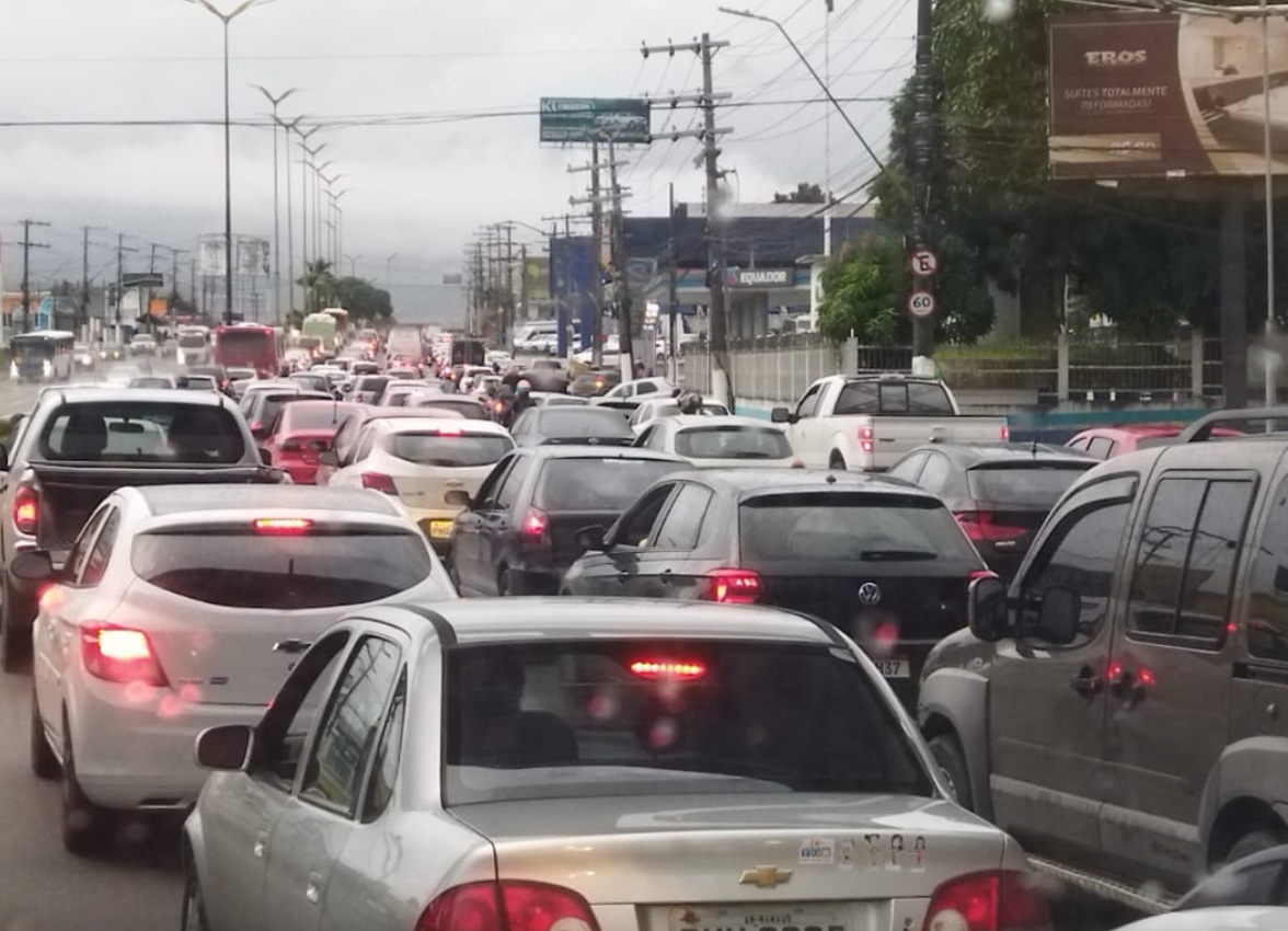 Dia de chuva é marcado por congestionamentos nas principais avenidas de Manaus