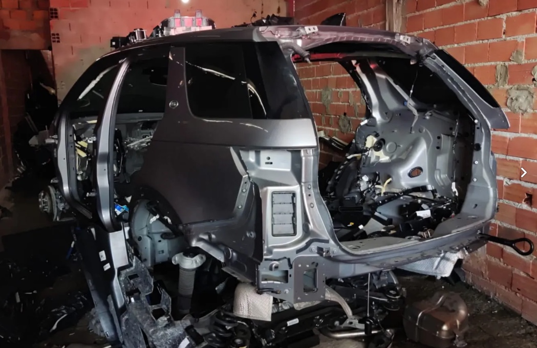 Carro de luxo de Péricles é encontrado desmontado em SP; Veja fotos