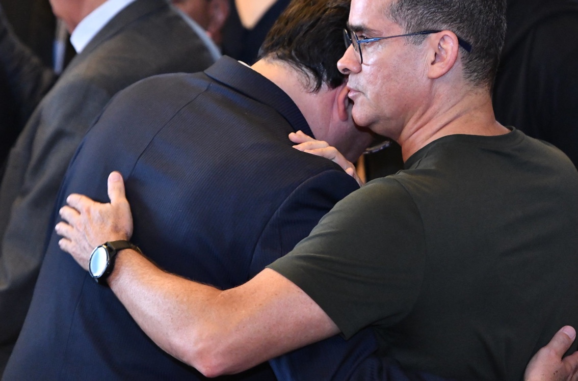 Braga se emociona no velório de Amazonino e recebe apoio de David Almeida