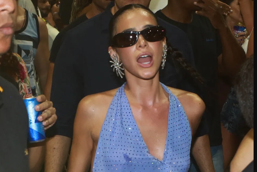 Bruna Marquezine rebola com look transparente no Carnaval de Salvador; vídeo