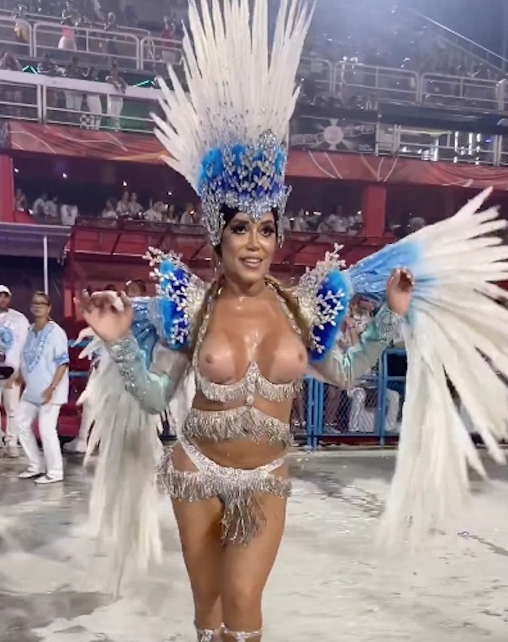 Mulher Abacaxi desfila com seios de fora e diz ao marido que esqueceu fantasia