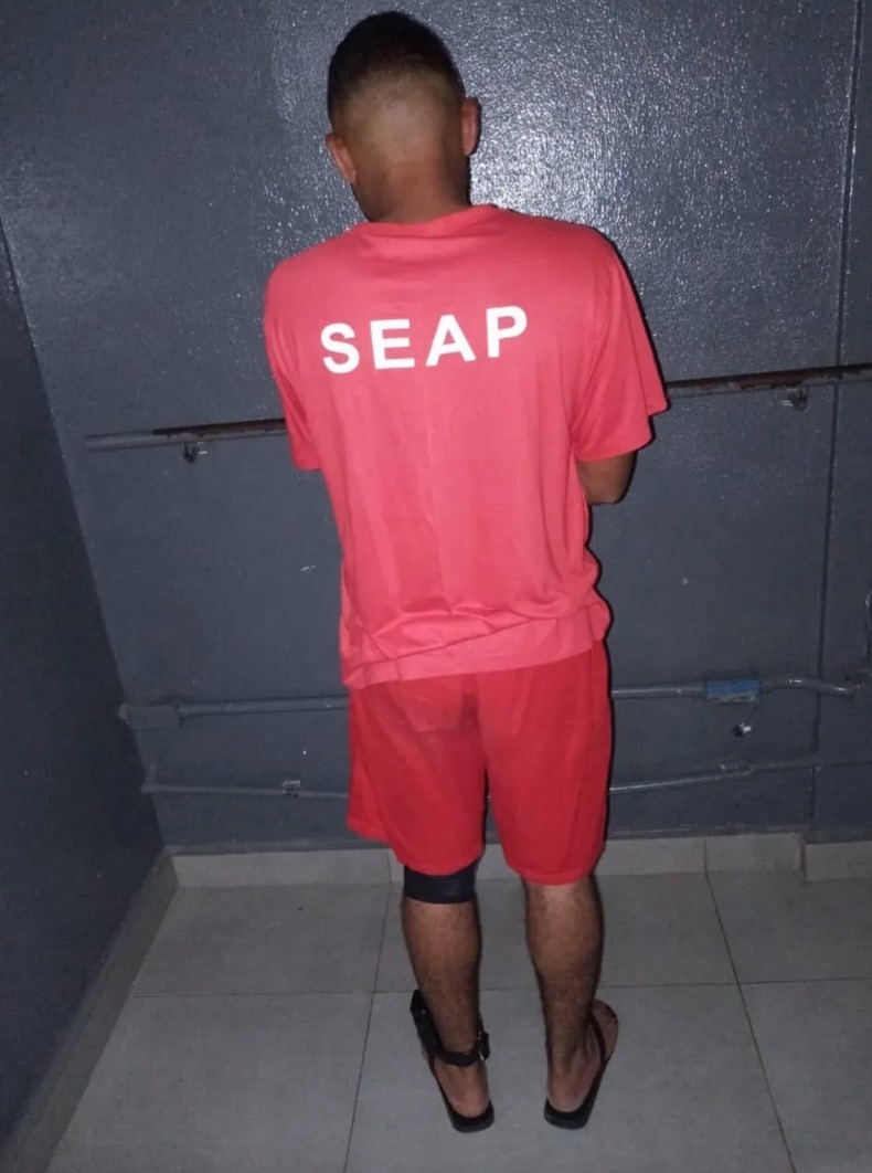 Polícia prende folião fantasiado de presidiário 