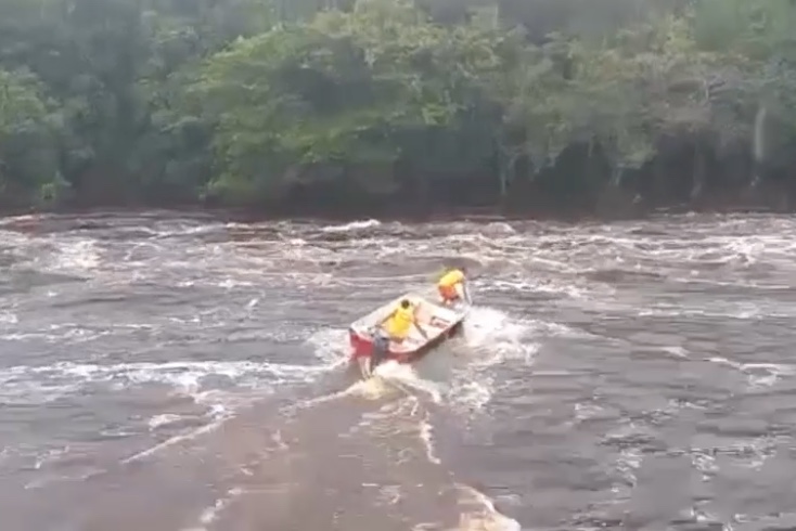 Vídeo impressionante mostra resgate de homem levado por correnteza nas Corredeiras do Urubuí