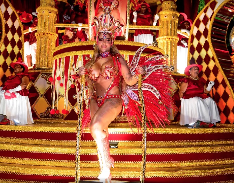 Com fantasia seminua, irmã de Neymar diz que lipoaspiração quase a tirou do Carnaval