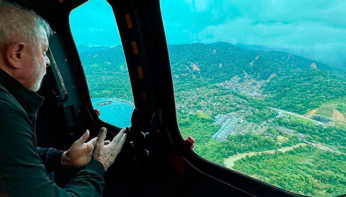 Em São Sebastião, Lula promete reconstrução de casas em áreas seguras