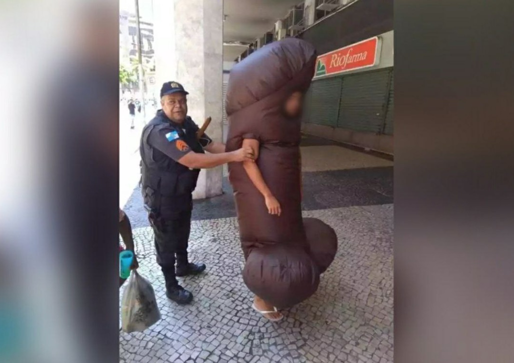 Fantasiado de pênis, homem é preso por assediar mulheres em bloco de rua