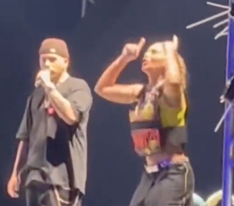 Virginia viraliza em show de Zé Felipe e casal explica cena: 'crise de ansiedade'