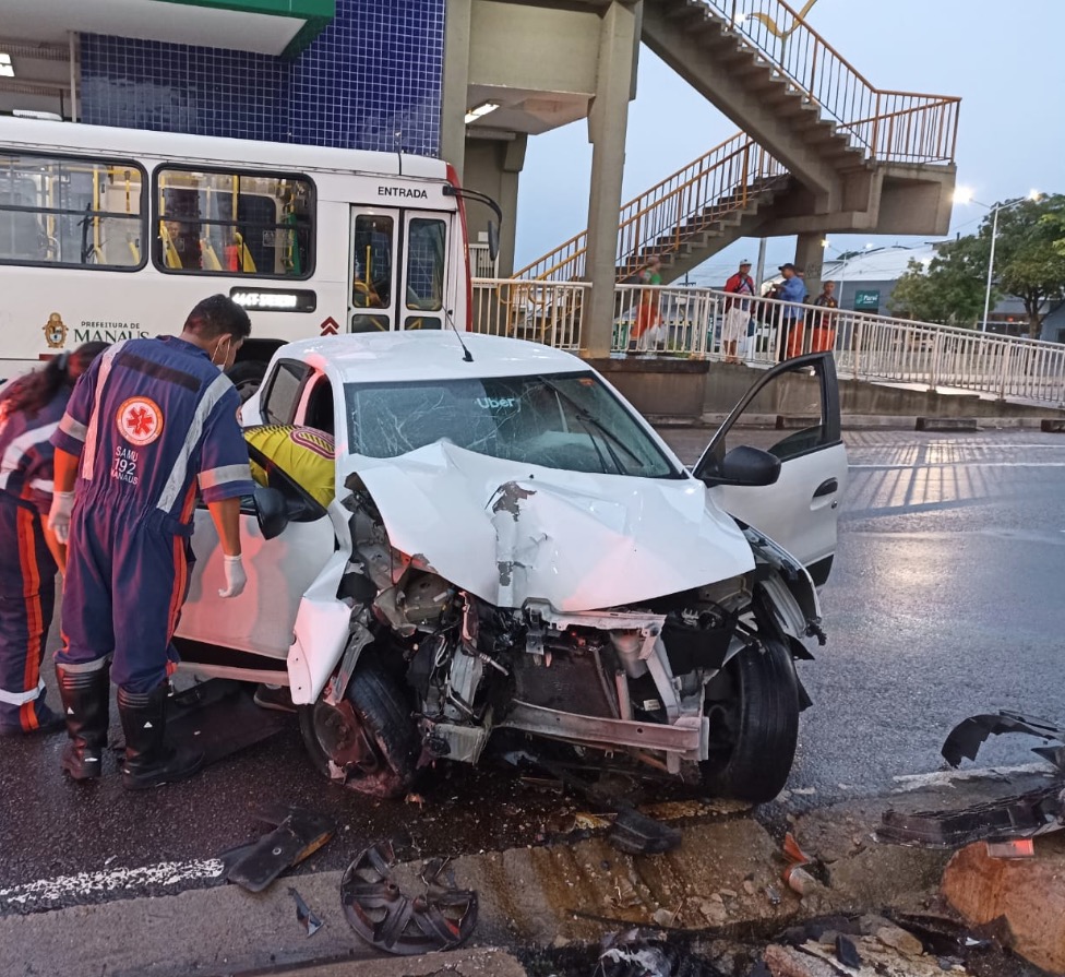 Mulher fica ferida após carro colidir contra pilastra de passarela em Manaus; VÍDEO