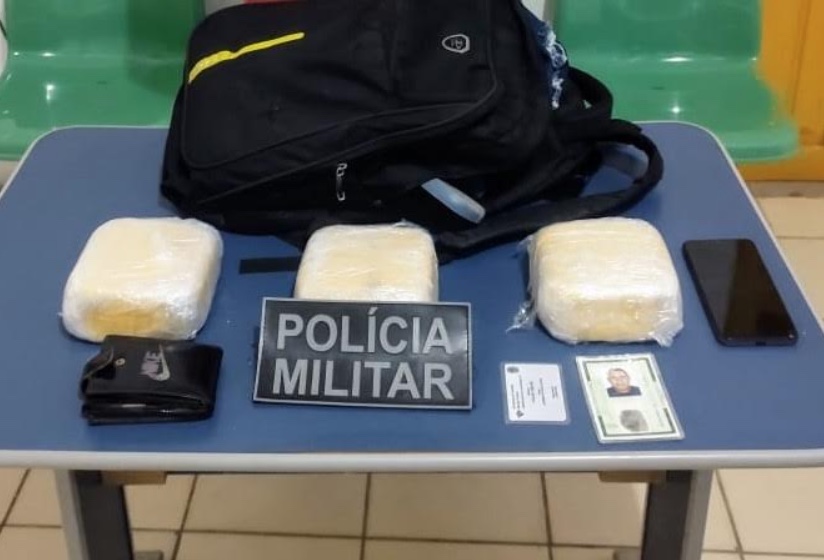 Homem com mochila recheada de droga avaliada em quase R$ 100 mil é preso no Amazonas