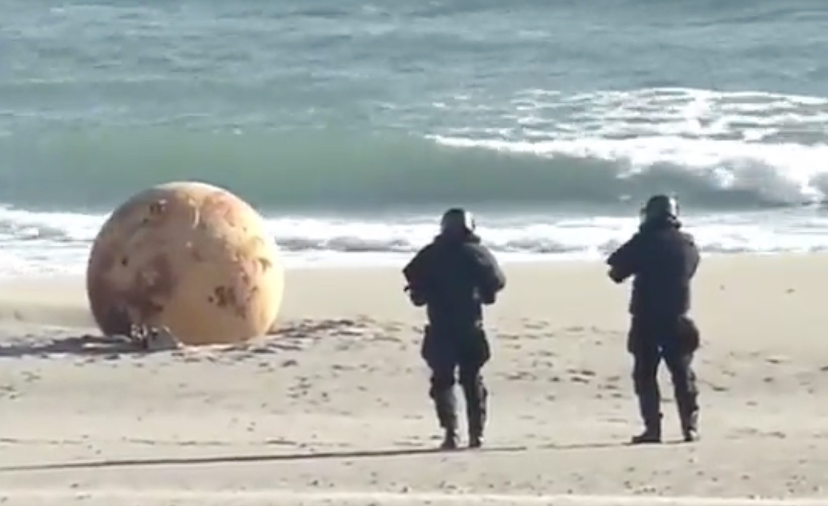 Vídeo: Esfera misteriosa surge em praia no Japão e local é isolado; polícia investiga