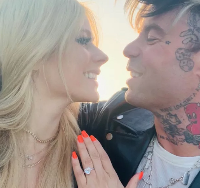 Noivado de Avril Lavigne chega ao fim após flagra da cantora com ex de Kylie Jenner 