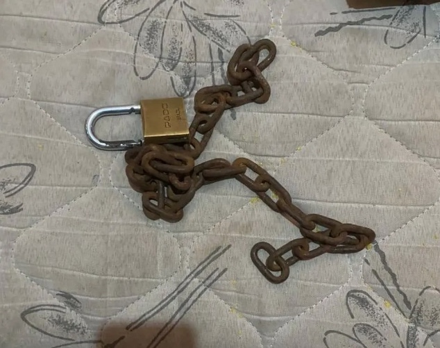 Mãe acorrenta filha pelos pés após adolescente brigar com irmã