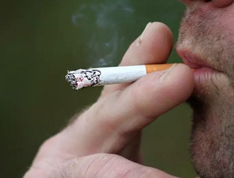 Homem que incendiou vizinhança após cochilar com cigarro na mão paga indenização