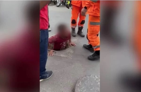 Homem fica preso em bueiro ao tentar fugir da polícia; vídeo