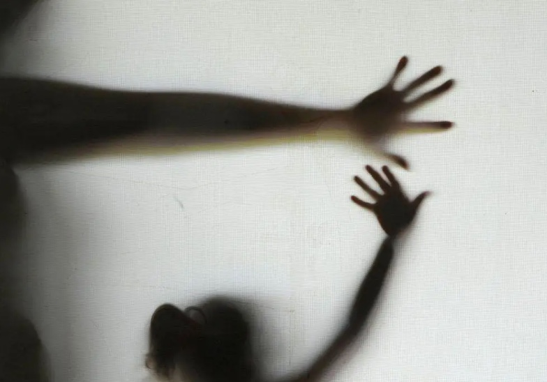 Saiba se mulheres trans podem pedir medida protetiva em caso de violência doméstica ou familiar