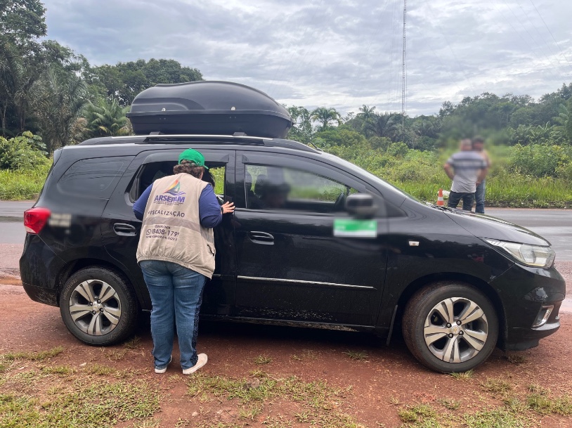 Após cobranças indevidas a passageiros, taxistas são fiscalizados no Amazonas