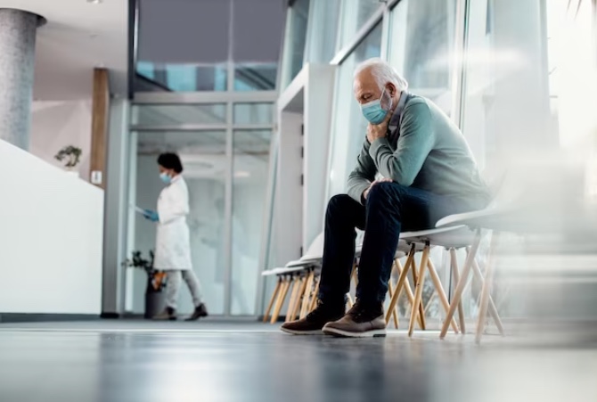 Paciente com febre e dores que esperou horas por atendimento receberá indenização; veja como