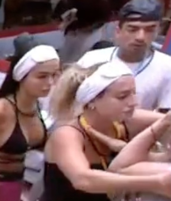 Vídeo mostra momento que Bruna acerta Amanda em briga com Alface