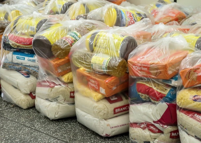 Prefeitura cancela licitação após MPAM apontar sobrepreço na compra de cestas básicas