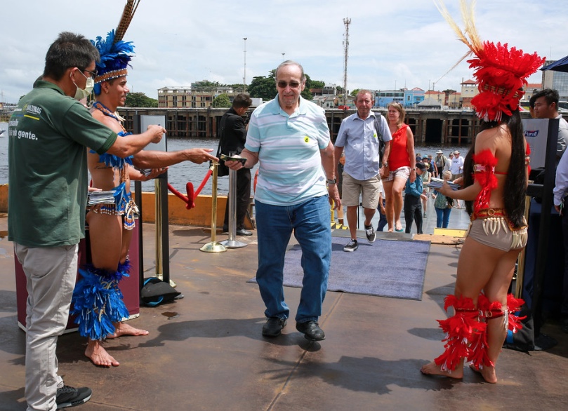 Temporada de Cruzeiros: Mais de 2 mil turistas do navio ‘Volendam’ chegam em Manaus
