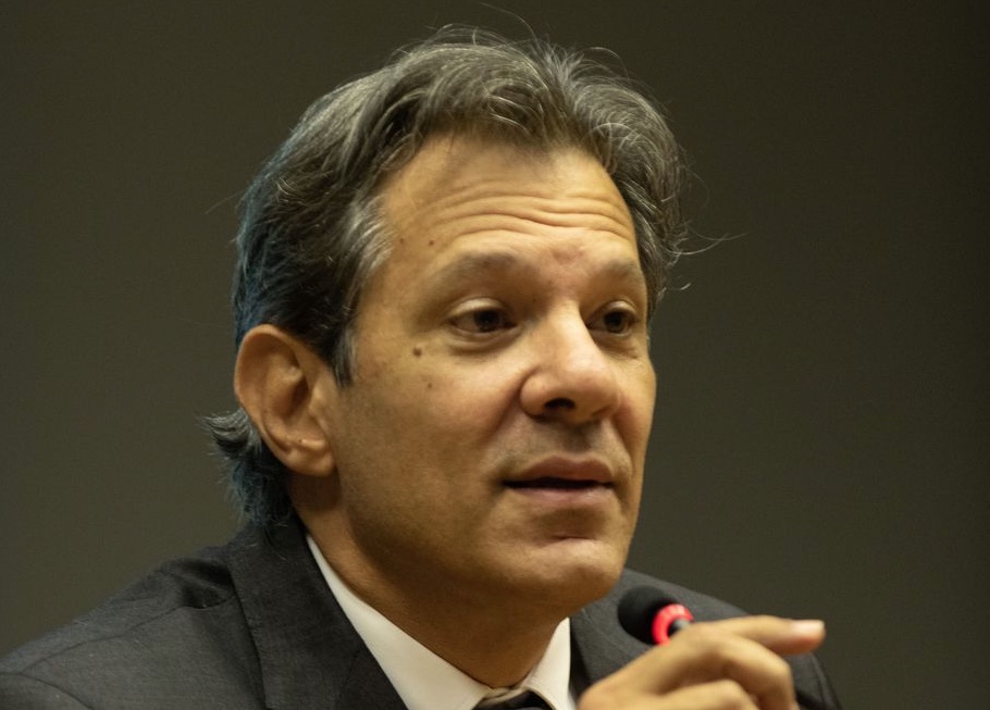 "Ninguém ganha presente de R$ 16 milhões", diz Haddad sobre joias de Michelle Bolsonaro