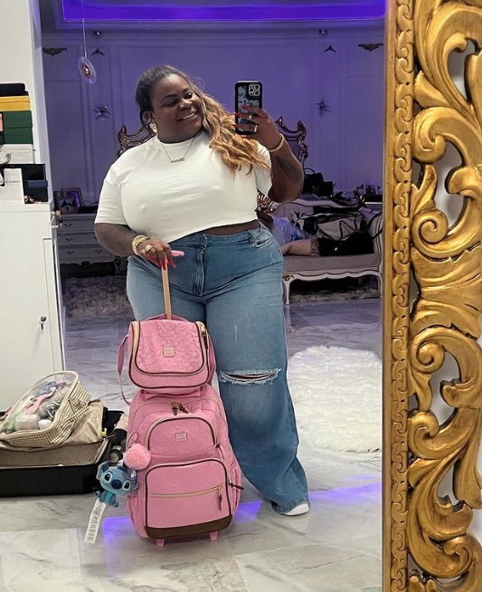 Jojo Todynho viraliza ao mostrar material personalizado para o primeiro dia de faculdade 