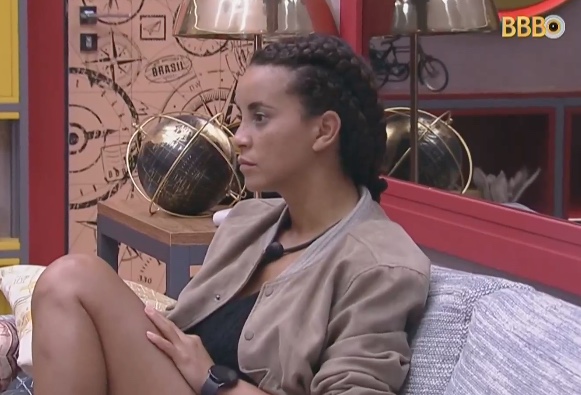 Domitila é a 1ª a acordar, mas não percebe botão do Quarto Branco 