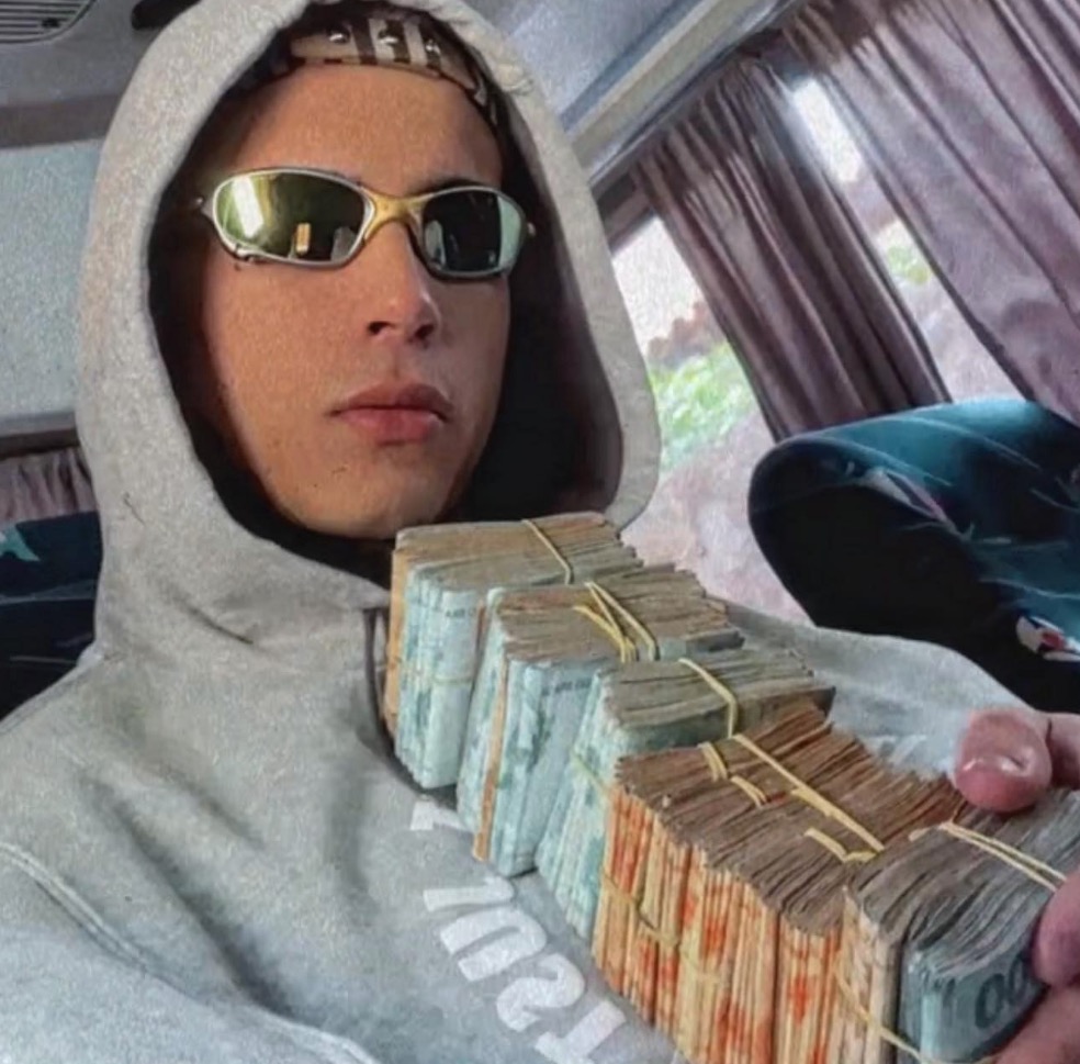 MC Paiva é detido em São Paulo; vídeo mostra PMs ajoelhados sobre o funkeiro