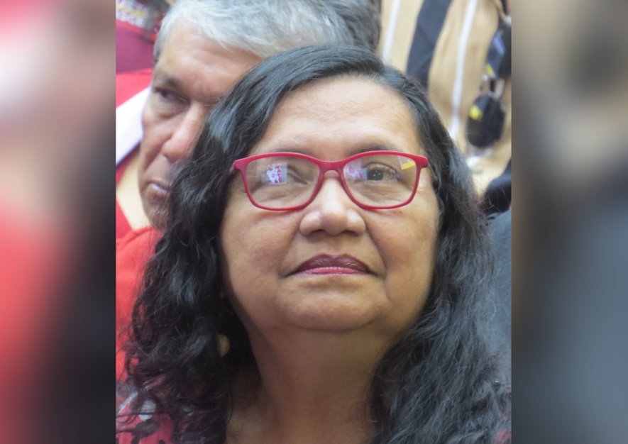 Programas de geração de renda para mulheres precisam ir além da oferta de cursos, diz socióloga