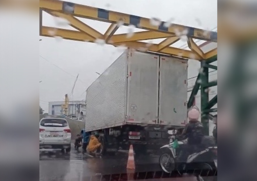Caminhão fica engatado em limitador de passagem subterrânea em Manaus; vídeo