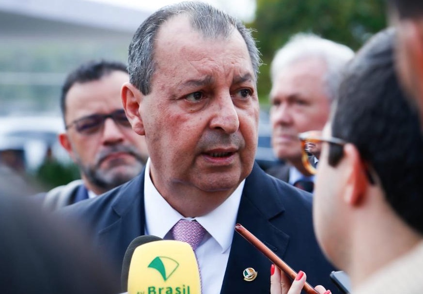 Omar articula reunião entre Lula e David Almeida para evitar novas tragédias em Manaus