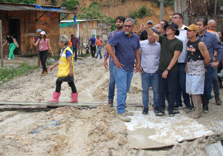 Lama de deslizamento de barranco atingiu 2 metros de altura em Manaus, diz bombeiro