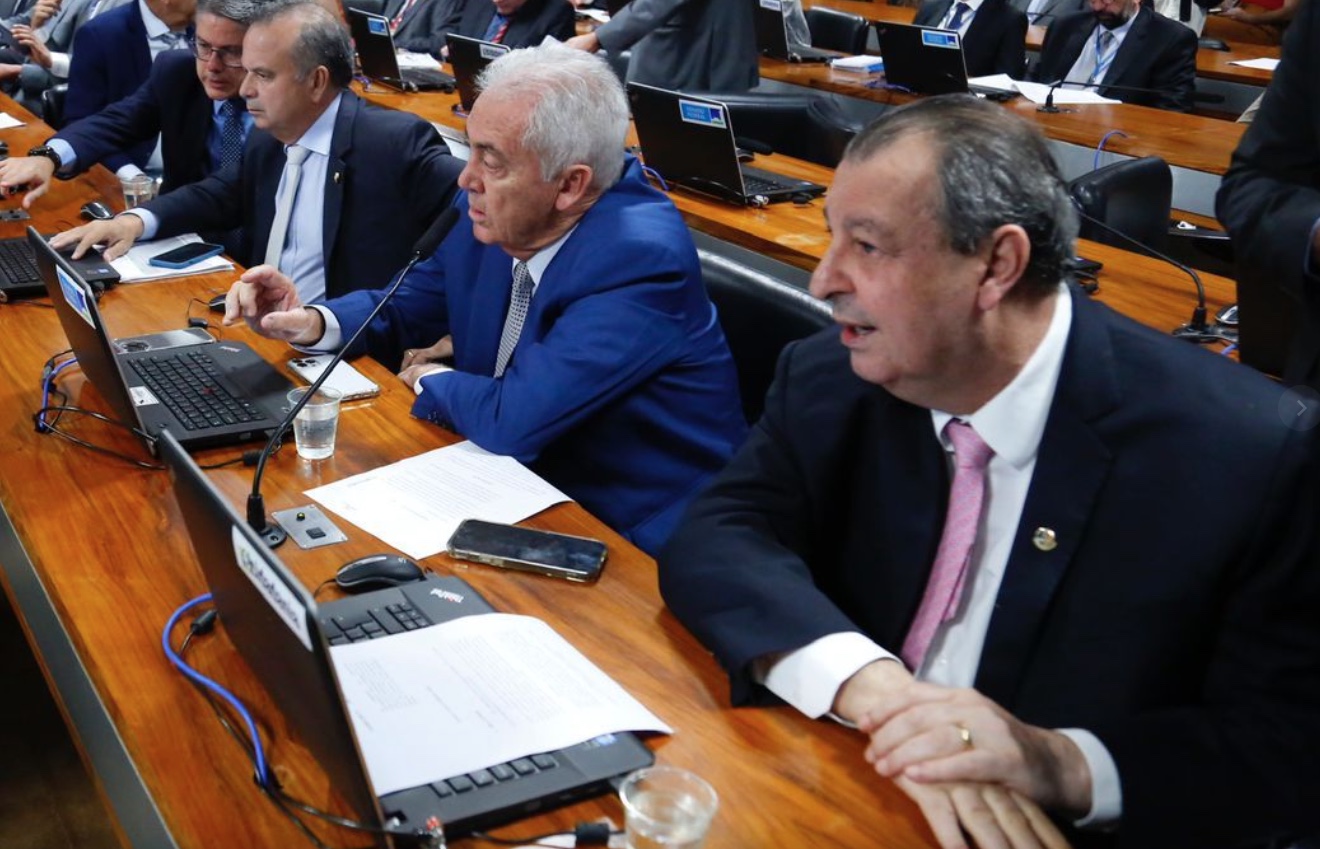 Omar Aziz pede prioridade para programas habitacionais para famílias em áreas de risco