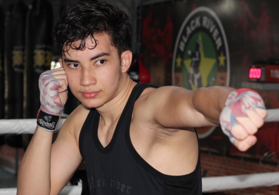 Campeão de muay thai supera depressão e se prepara para estreia no boxe em Manaus