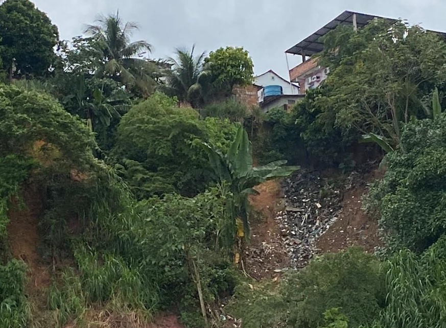 Casas na orla do São Raimundo têm risco de desabar em Manaus, alerta deputado