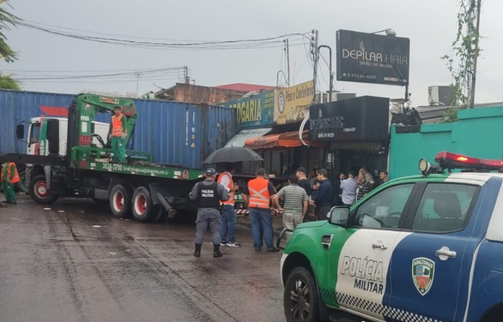 Avenida fica interditada para retirada de carreta que invadiu drogaria em Manaus