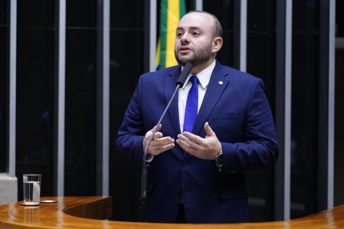 Fausto Jr. apresenta na Câmara Federal projeto para proibir medidores aéreos