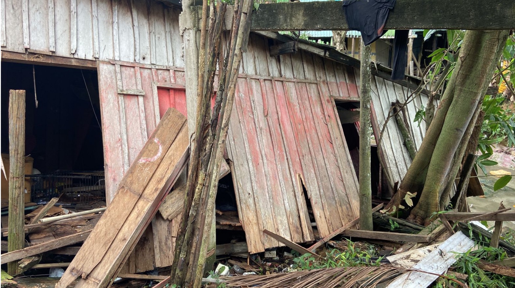Casa desaba após dias de fortes chuvas em Manaus; moradora pediu ajuda em vídeo