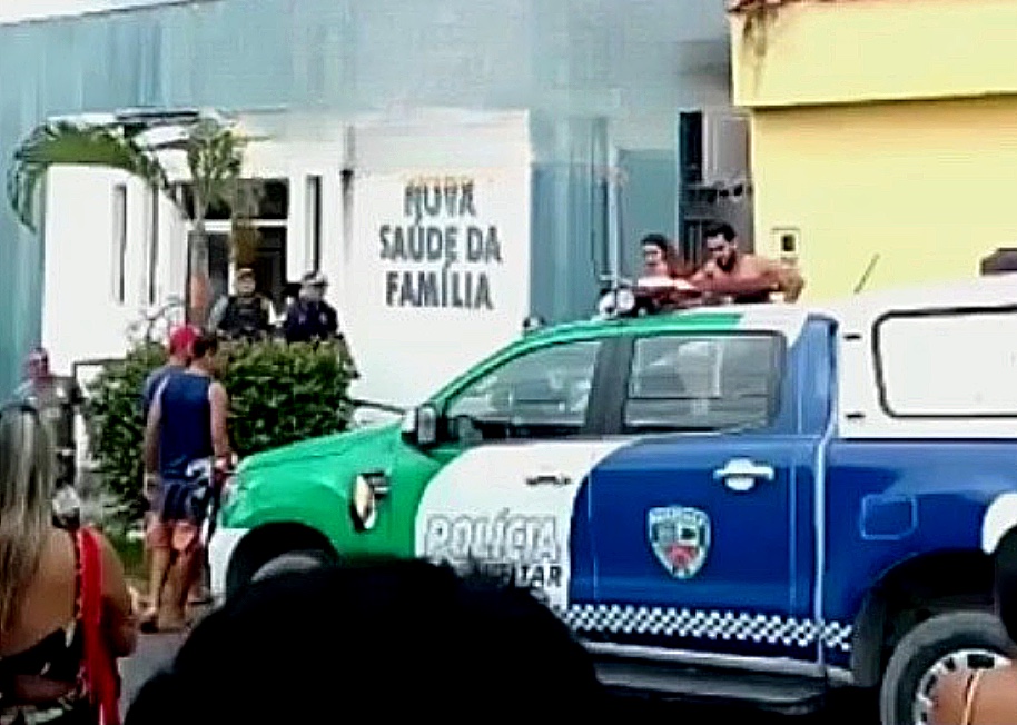 Vídeo: Homem é espancado após ser flagrado roubando casa, foge e invade UBS em Manaus