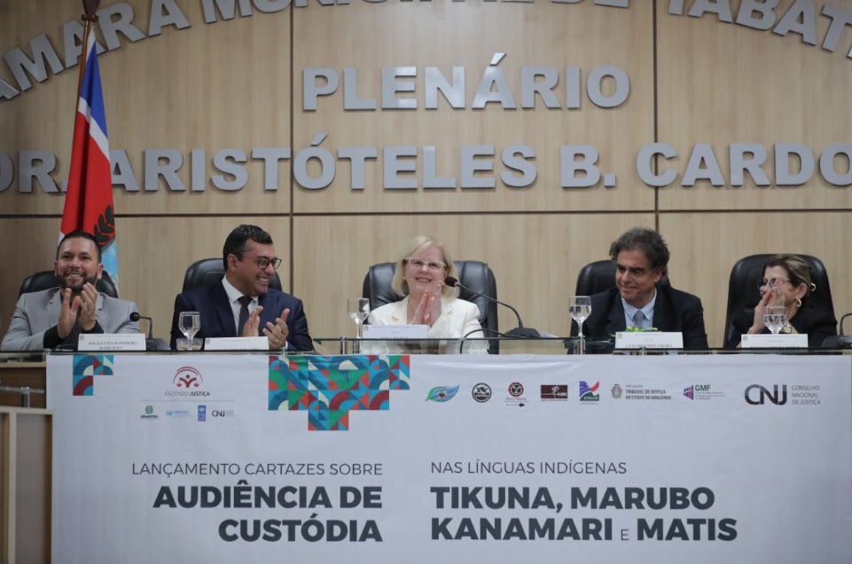 Rosa Weber lança no Amazonas cartazes sobre audiência de custódia em quatro línguas estrangeiras