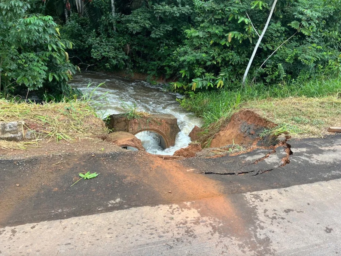 Trecho da BR-319 é interditado após afundamento na rodovia 