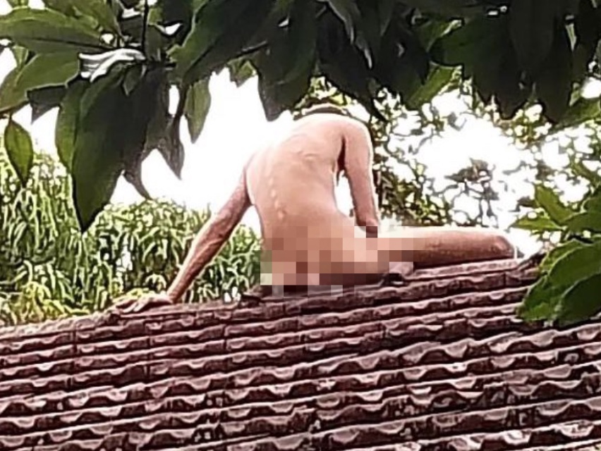 Homem surta e vai parar 'peladão' em cima de telhado em Manaus