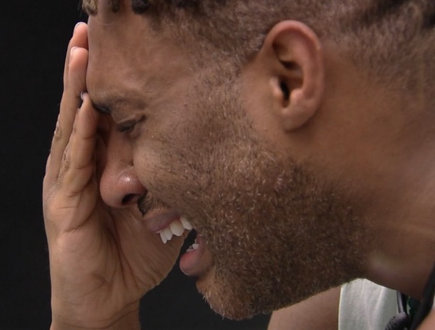 Casa do Reencontro: Fred Nicácio chora e desabafa: 'parece um pesadelo esse lugar'